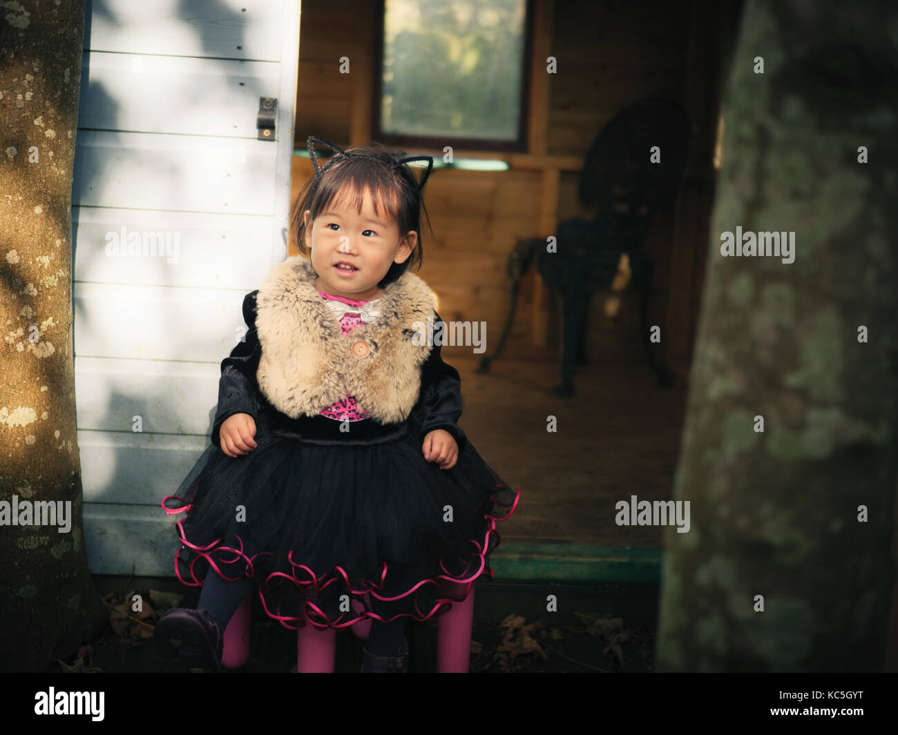 Baby Mädchen feiern ihren ersten Halloween Party Stockfoto