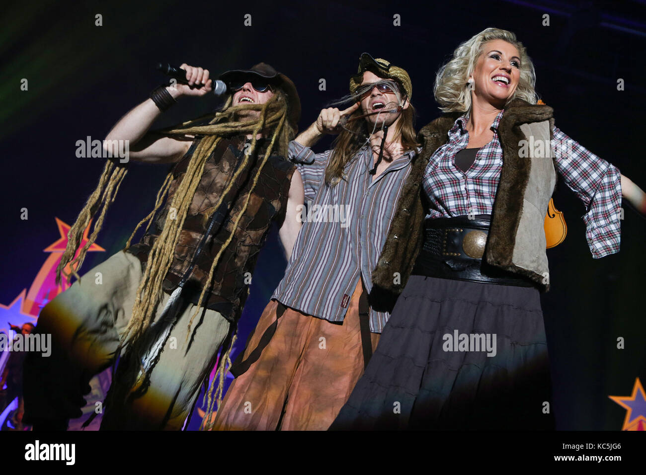 Rednex, schwedische Musikgruppe im Eurodance-Techno-Country Stil, mit Sängerin Mia Löfgren alias Whippy, spielen ihre 90er-Hits wie 'Cotton Eye Joe' in der 90er Party Arena Wetzlar (Party mit überwiegend Eurodance-Stars der 90er), Rittal-Arena, Wetzlar, Deutschland, 30. September 2017. Quelle: Christian Lademann Stockfoto