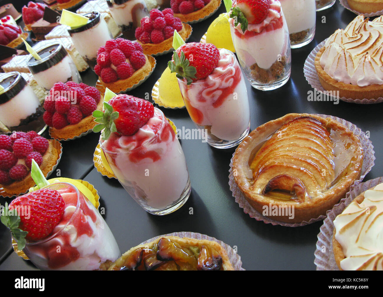 Französisches Gebäck und Kuchen auf eine Bäckerei Abschaltdruck Stockfoto