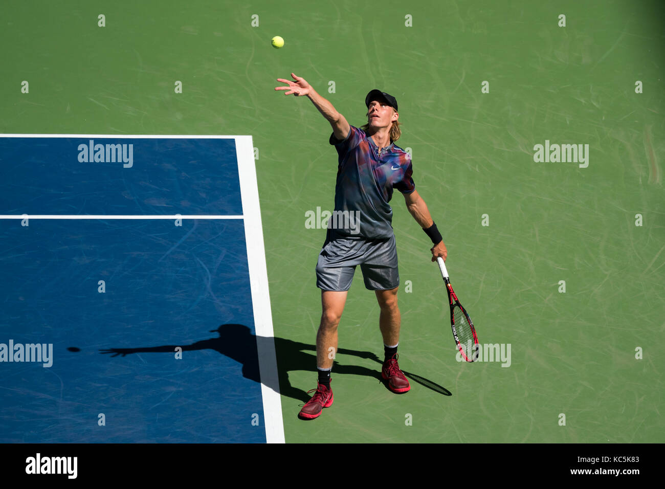 Denis shapovalov (Can) konkurrieren auf dem 2017 US Open Tennis Championships. Stockfoto