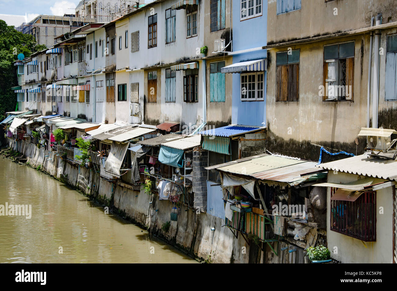 Kleine Häuser in Bangkok, Thailand am Fluss Stockfoto