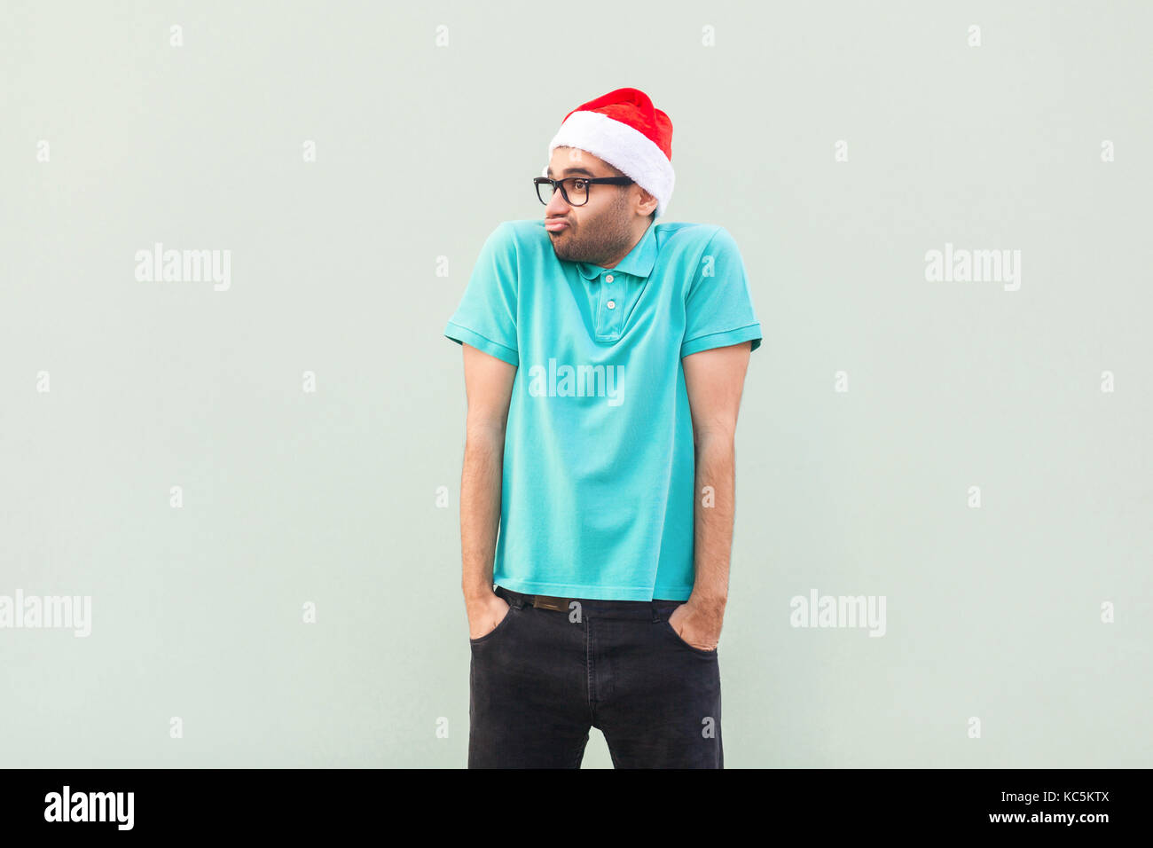 Weihnachten problem. Fliegen der Gedanken. Nachdenklich bärtigen Geschäftsmann weg schauen, während gegen graue Wand stehend. Studio shot Stockfoto