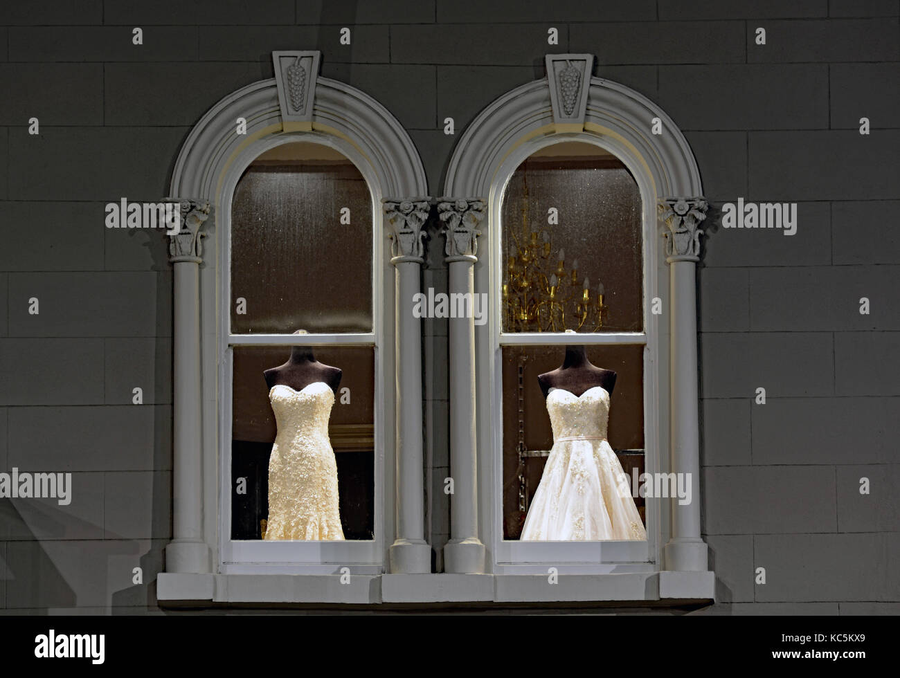 Bridal Schaufensterpuppen im Fenster anzeigen Stockfoto
