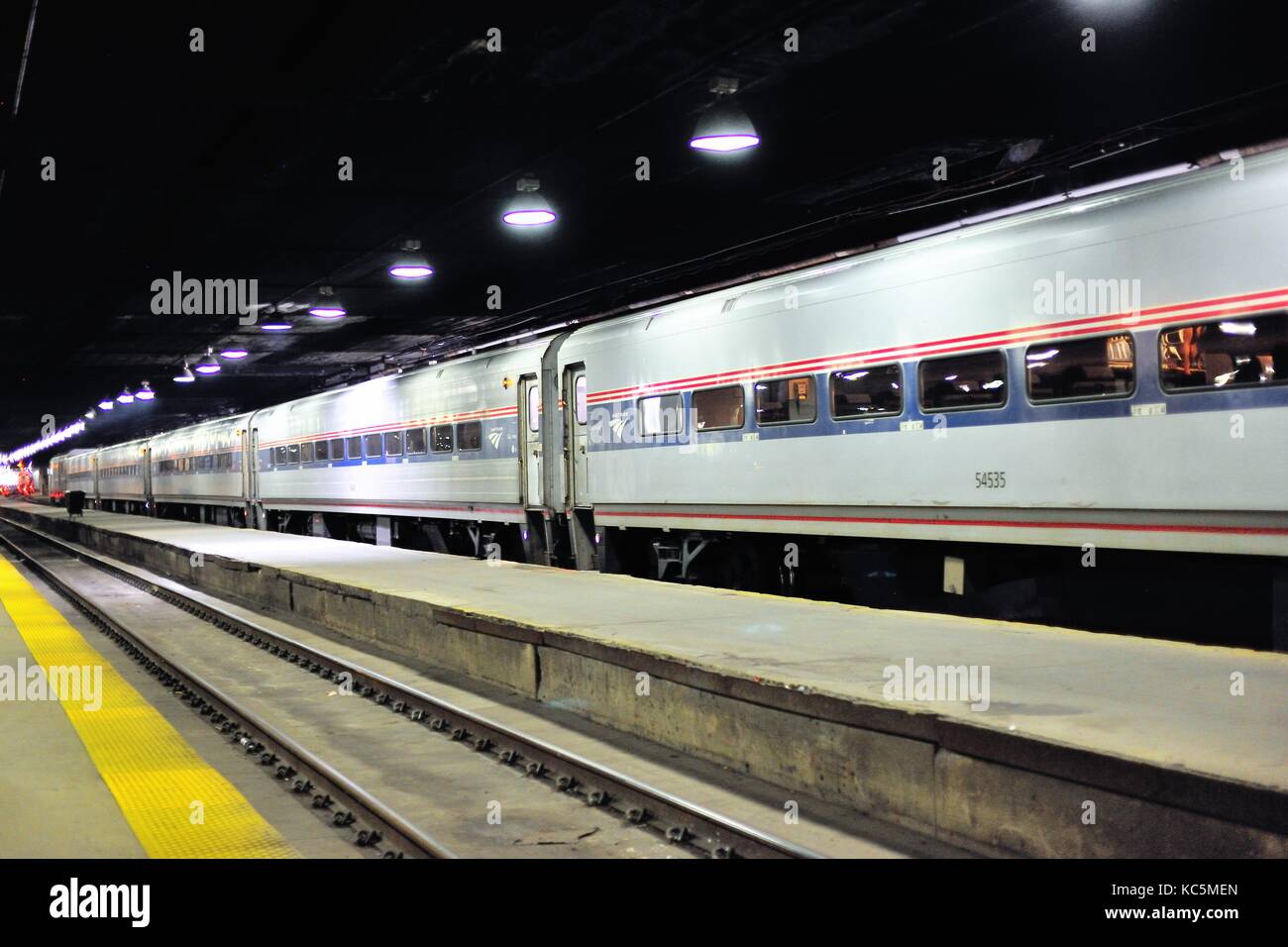 Eine Amtrak passenger train Warten auf Abflug sitzt auf einem Track im Zug in Chicago's Union Station werfen. Chicago, Illinois, USA. Stockfoto
