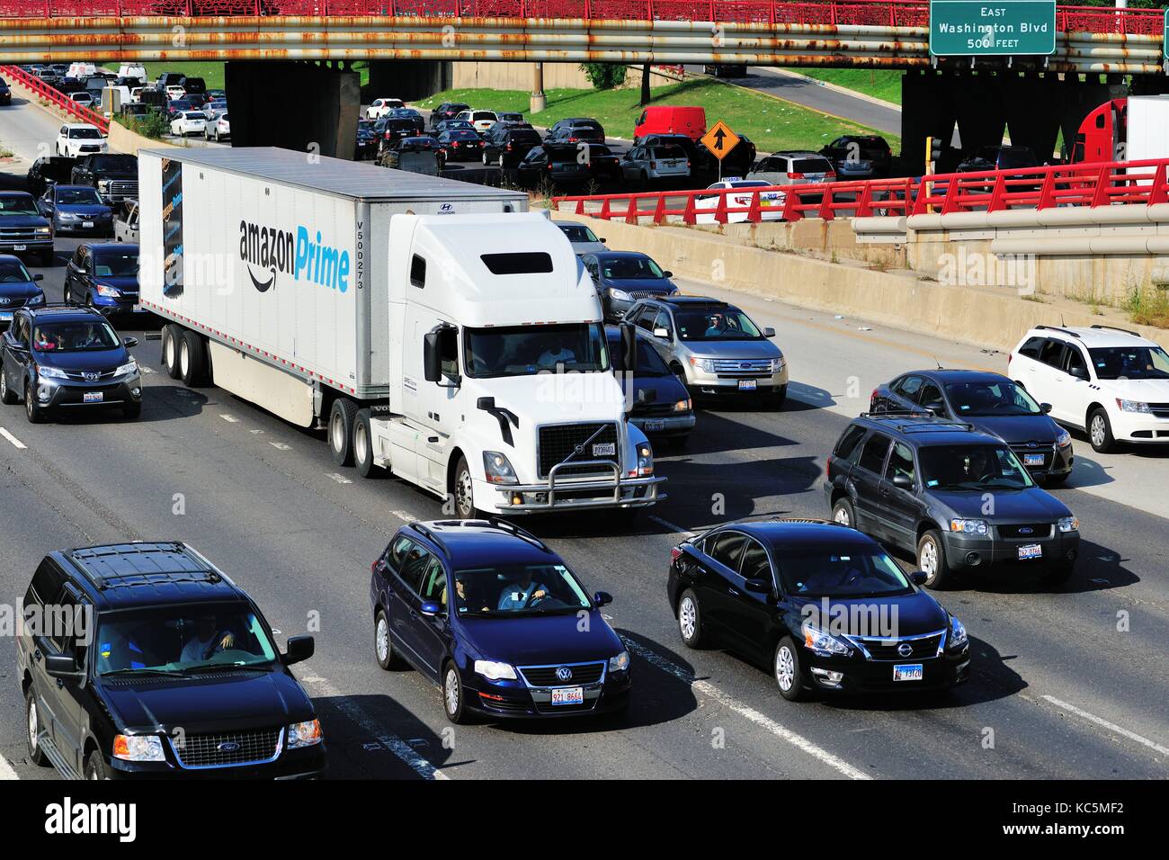 Chicago, Illinois, USA. Schwere nachmittag Verkehr ist eine gemeinsame Szene auf dem Kennedy Expressway und anderen Schnellstraßen in Chicago. Stockfoto