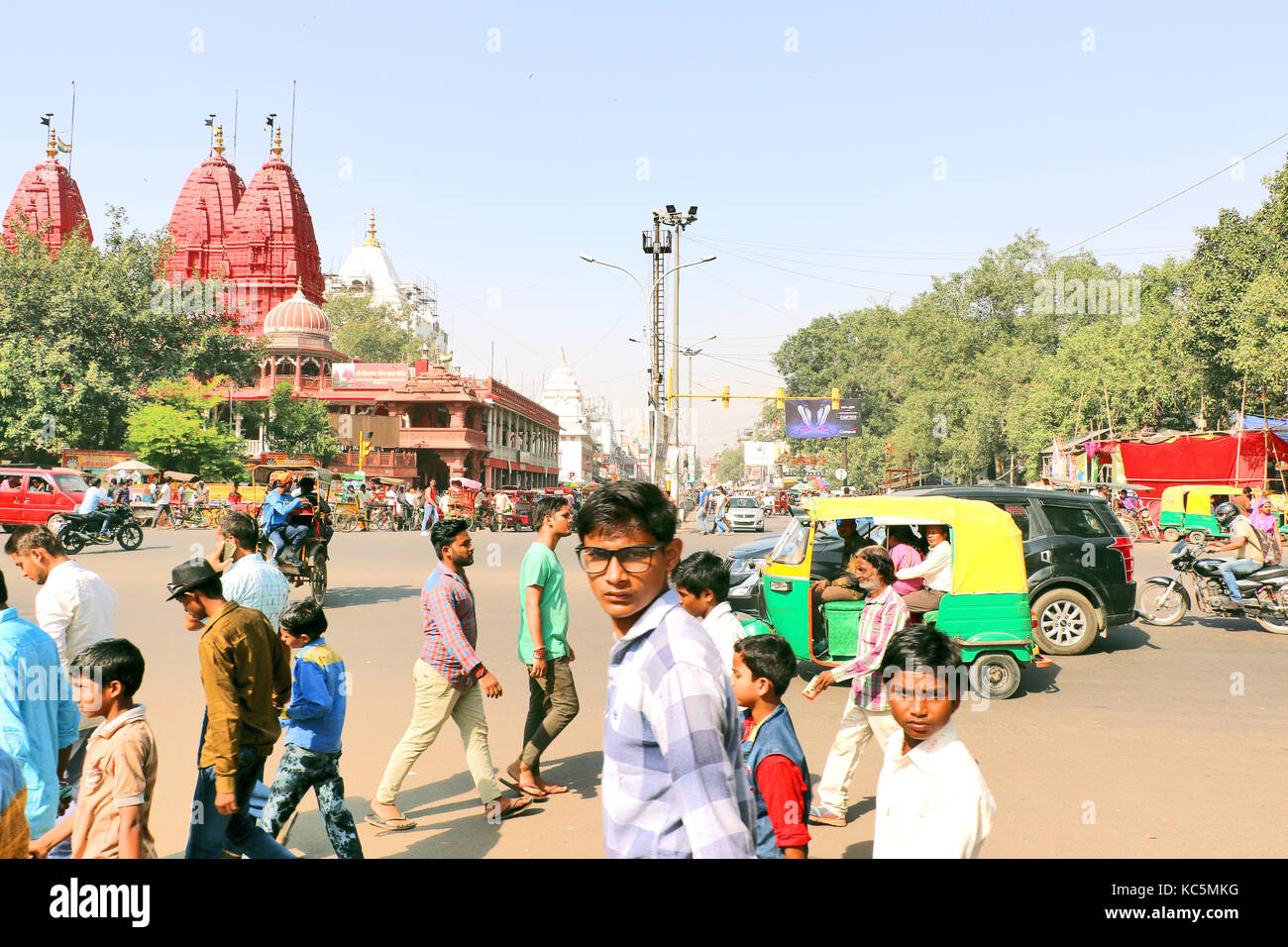 Überfüllt und Verkehr verpackt weltberühmten Markt chandni Chowk, Delhi vor historischen Roten Fort. Stockfoto