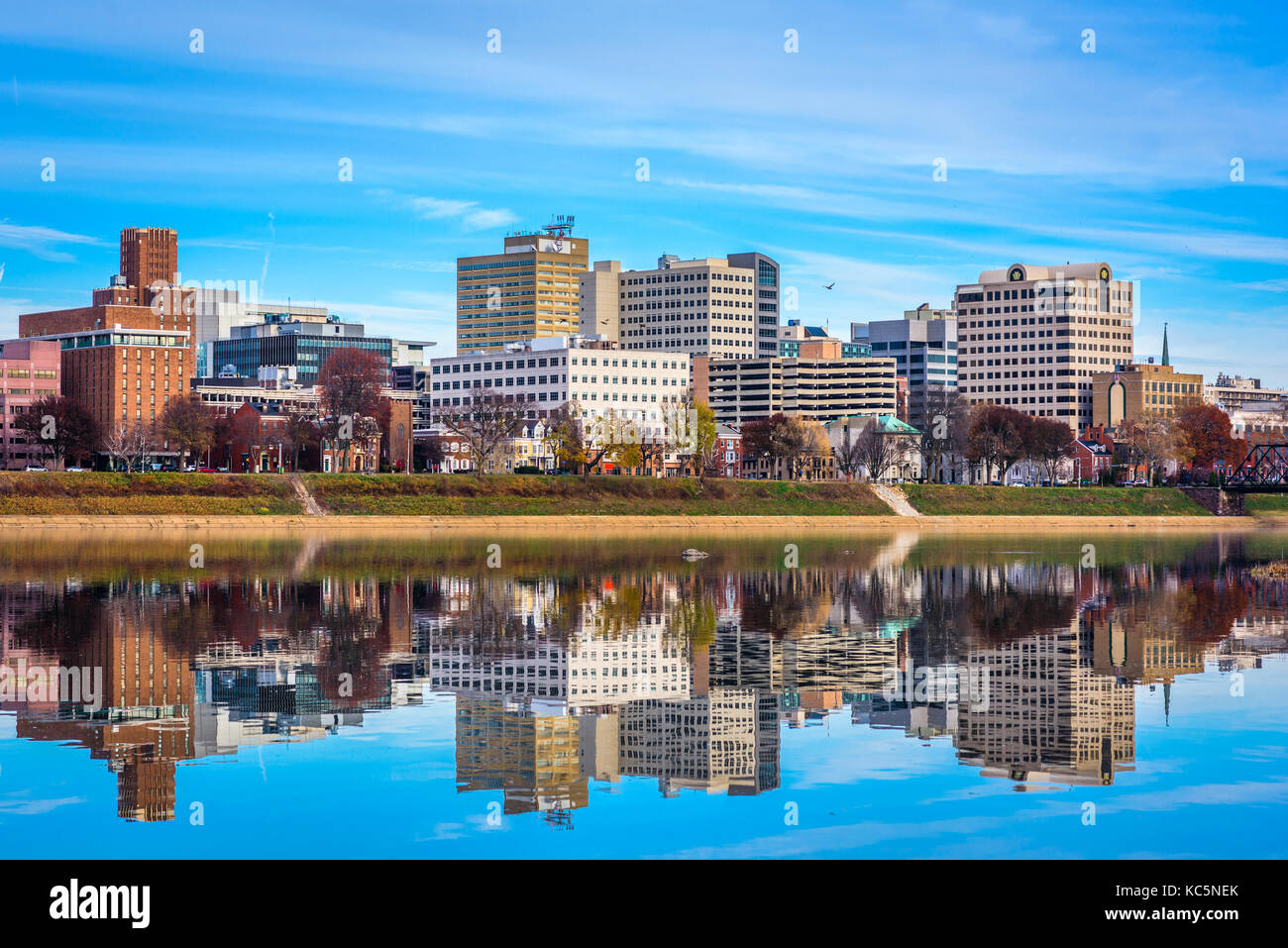 Harrisburg, Pennsylvania, USA Skyline am Susquehanna River. Stockfoto