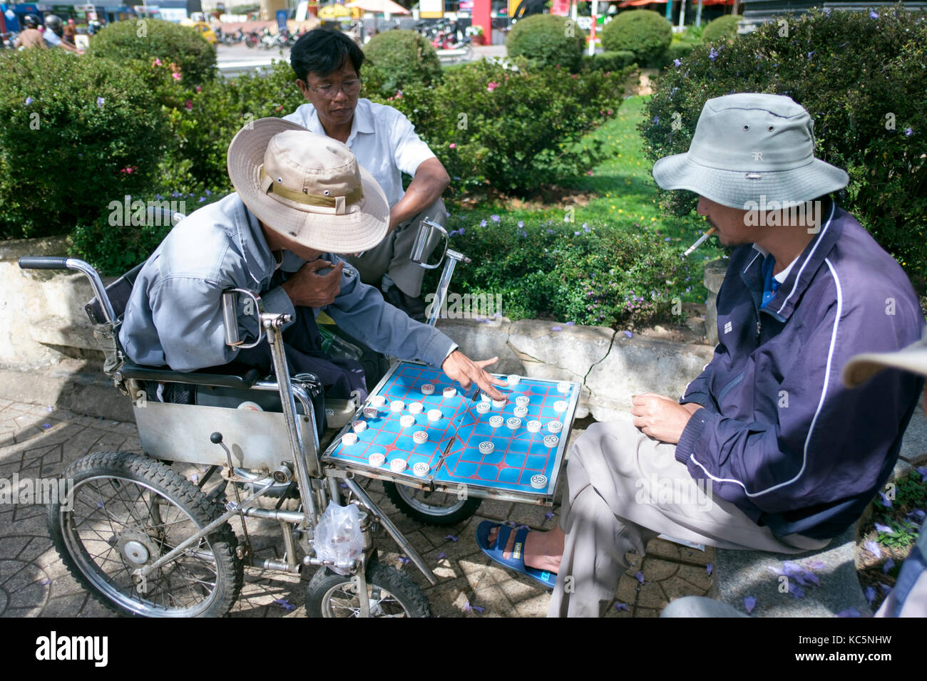 Zwei alte Mann spielen Schach in Dalat Markt. Stockfoto