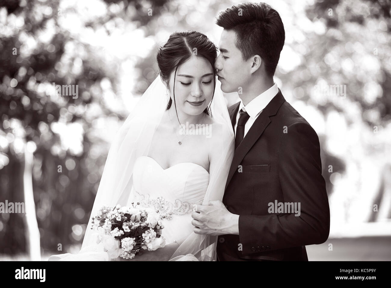 Outdoor Portrait von asiatische Braut und Bräutigam, glücklich und lächelnd, Schwarz und Weiß. Stockfoto