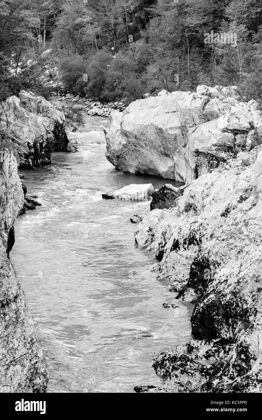 Isonzo Fluss. Schwarz und Weiß. Stockfoto