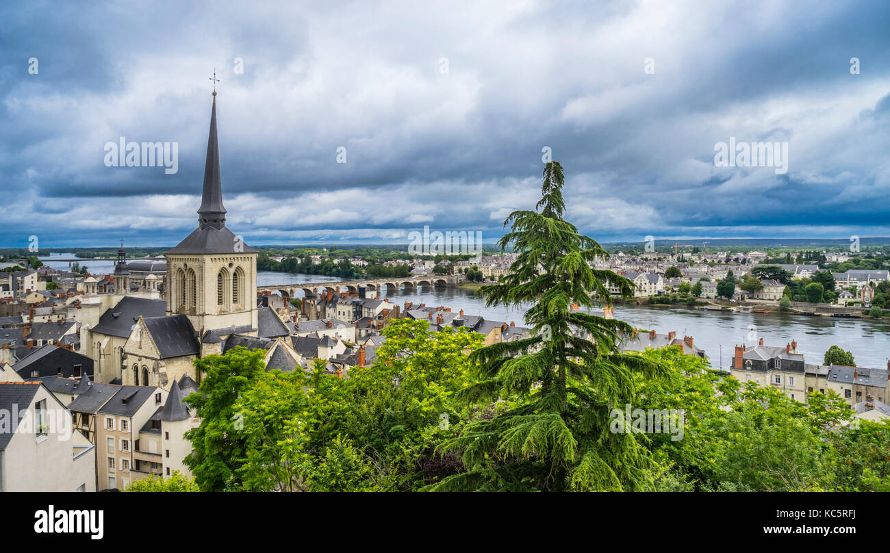 Frankreich, Maine-et-Loire, Pays de la Loire, Ansicht von Saumur, Saint-Pierre-du-Marais Kirche, die Loire von Castle Hill Stockfoto