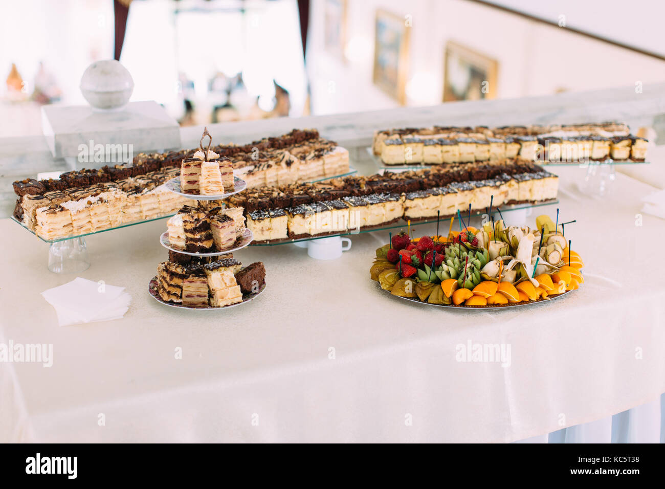 Die Hochzeit Tisch voller verschiedene Kuchen und Obstkorb Stockfoto