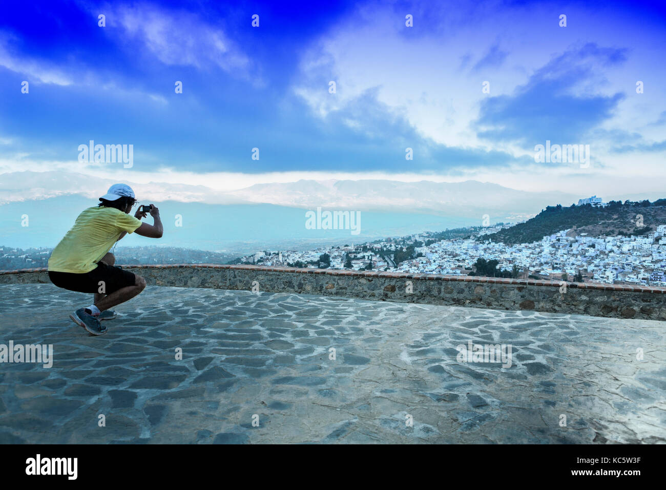 Sportler beobachten ein Panoramablick auf die blaue Stadt Chefchaouen bei steigender, Marokko Stockfoto
