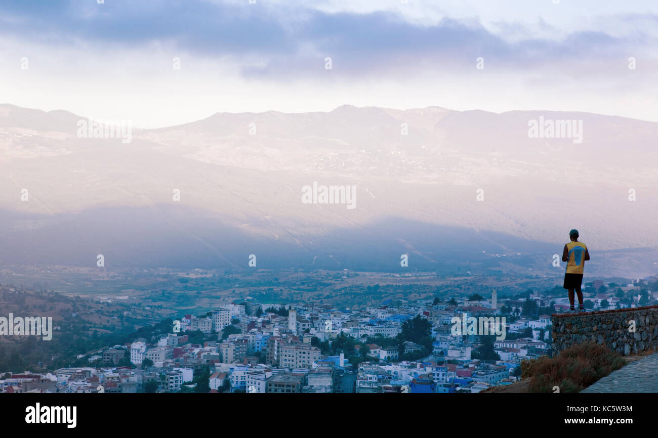 Sportler beobachten ein Panoramablick auf die blaue Stadt Chefchaouen bei steigender, Marokko Stockfoto