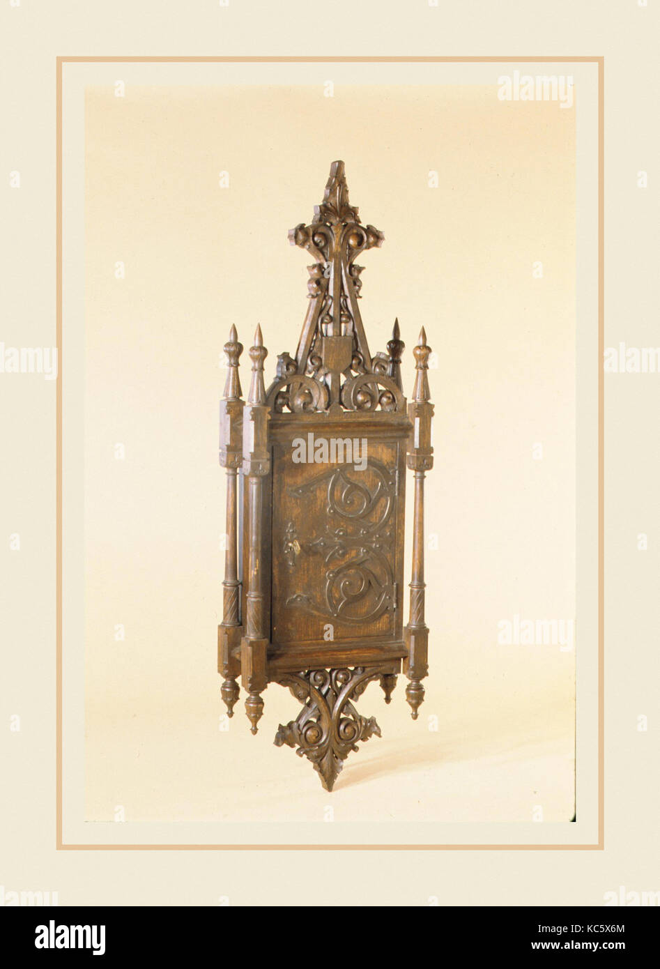 Hängende Schlüsselschrank, Ca. 1876, in New York, New York, USA, US-amerikanischen, Eiche, 41 3/4 x 12 7/8 x 5 1/2 in. (106 x 32,7 Stockfoto