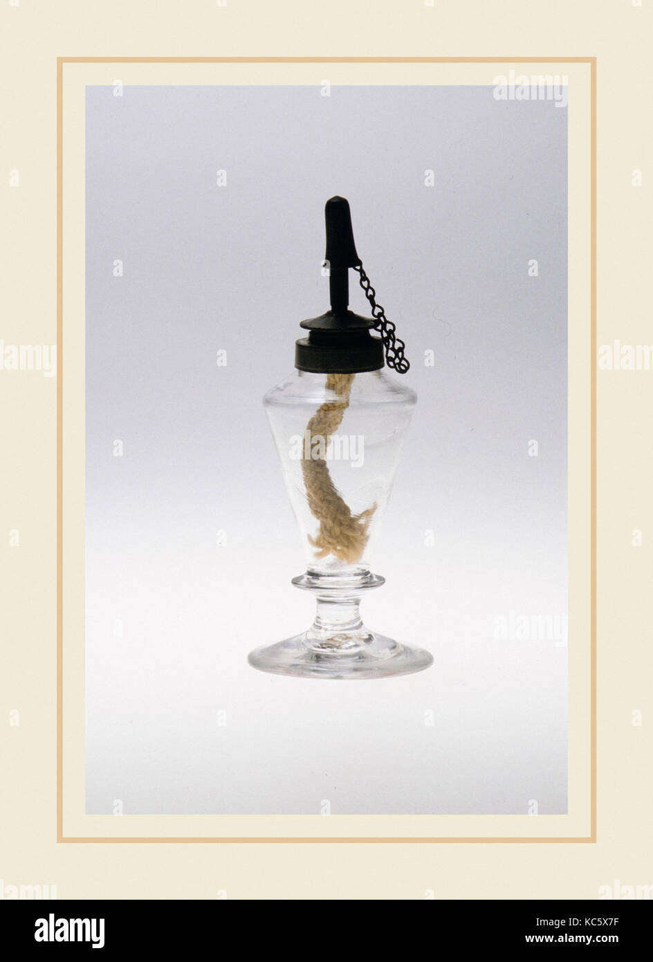 Whale Oil Lamp, 1825-45, gedrückt und frei geblasen Bleiglas, H.3 7/8 in. (9,8 cm), Glas Stockfoto