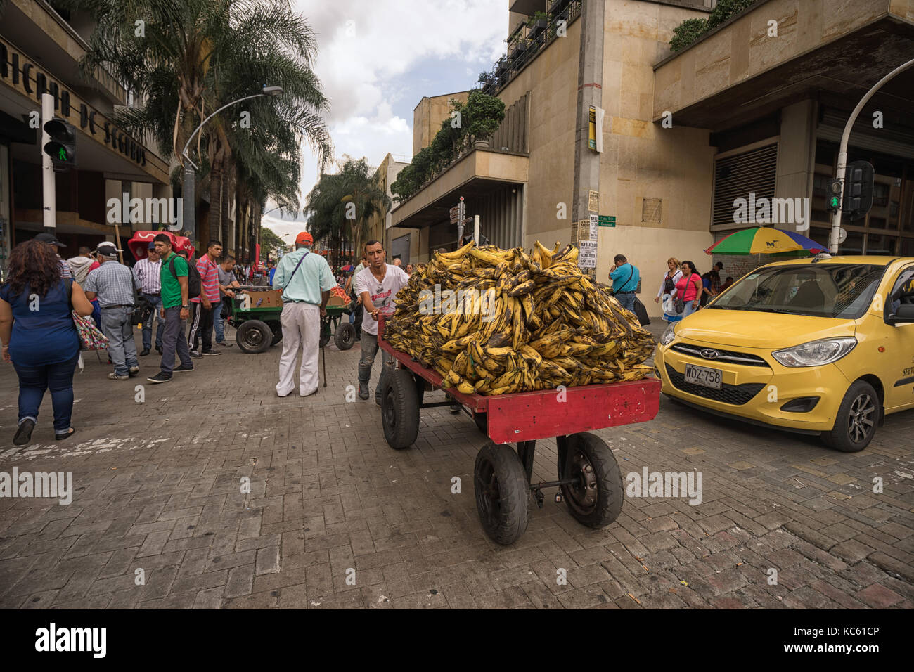 September 26, 2017 Medellin, Kolumbien: Ein mobiles Anbieter treibt einen Wagen voller Bananen im Zentrum der Stadt Stockfoto
