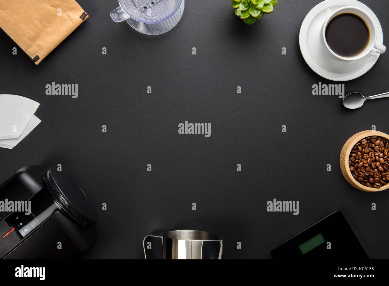 Kaffeemaschine und Ausrüstung auf grauem Hintergrund Stockfoto