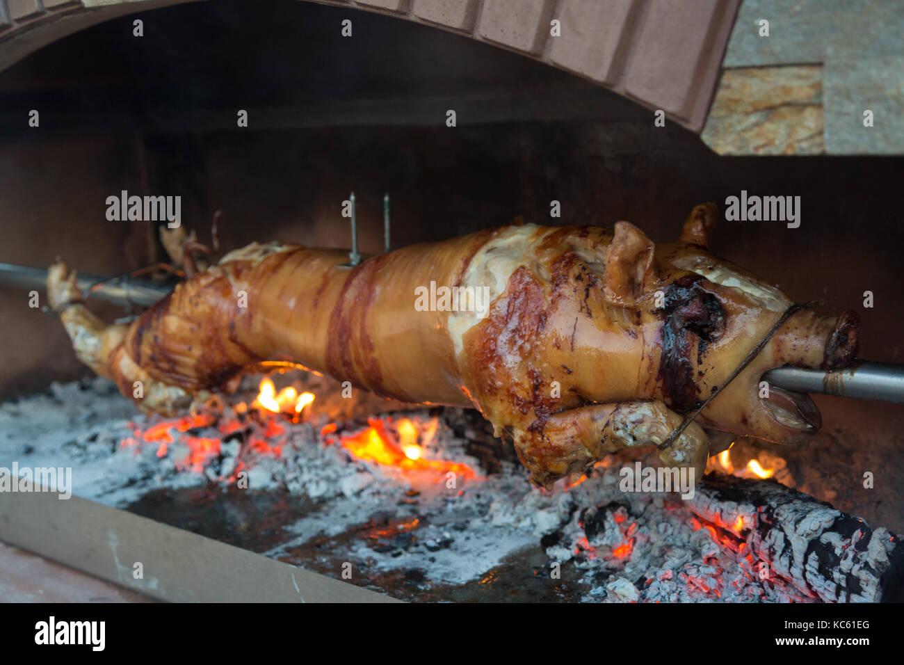 Ferkel am Spieß über einem Holzfeuer. Stockfoto