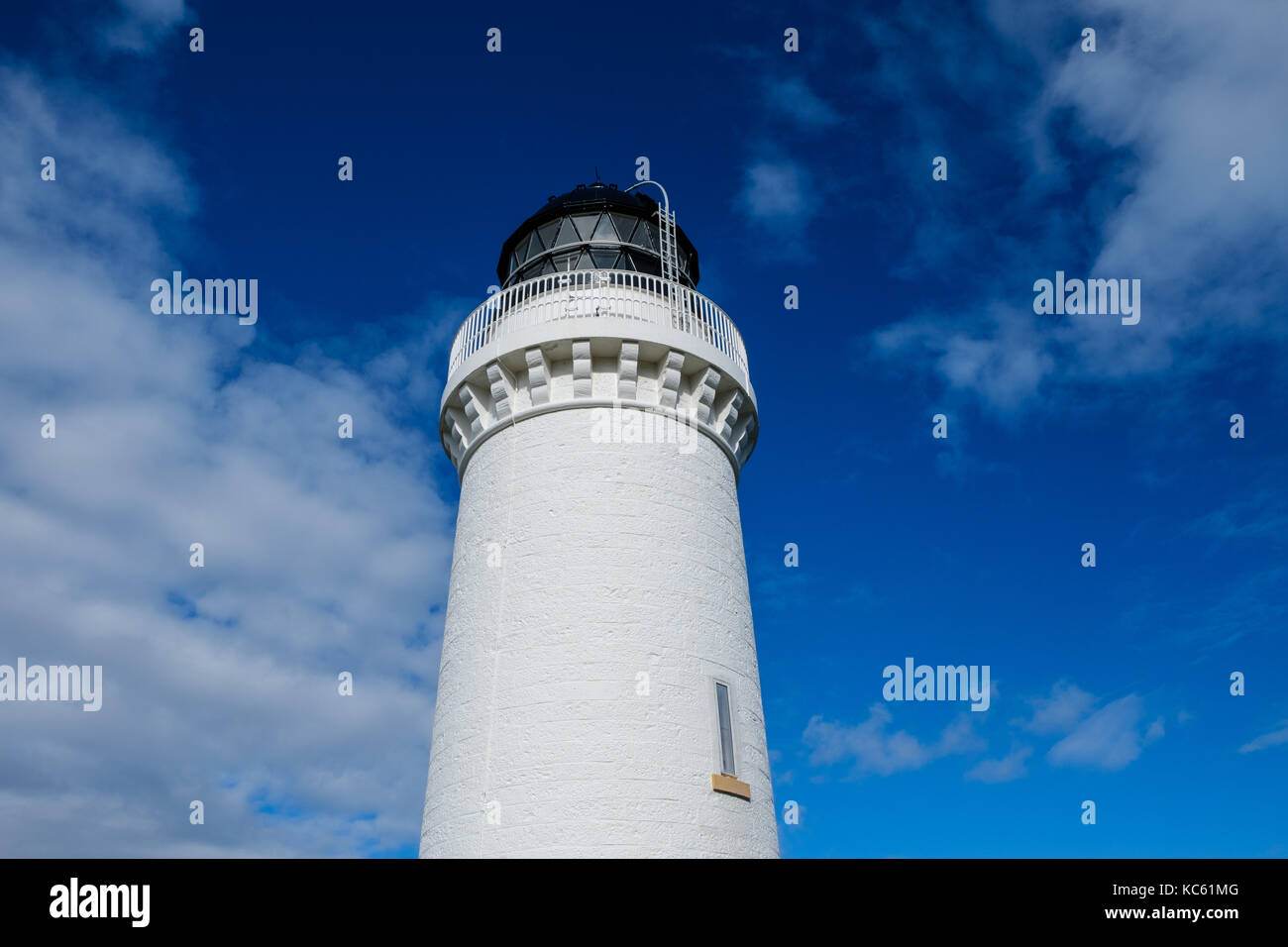 Nahaufnahme der davaar Leuchtturm, Campbeltown, Schottland, mit blauem Himmel und Wolken Hintergrund Stockfoto