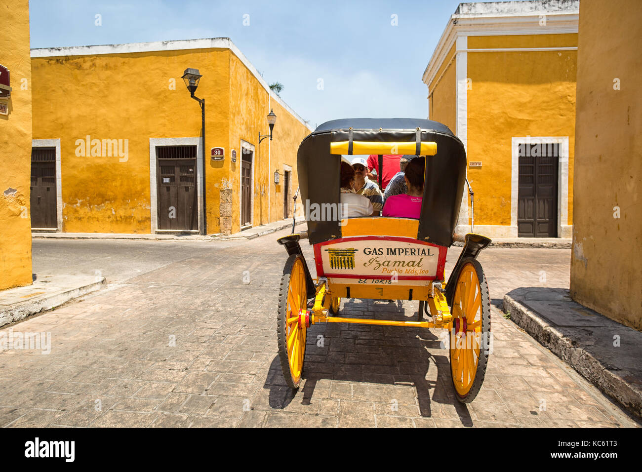 April 24, 2014 izamal, Mexiko: Pferdekutsche Touren sind beliebt bei Besuchern in der Kolonialstadt, wo die meisten der Gebäude in Gelb lackiert Stockfoto