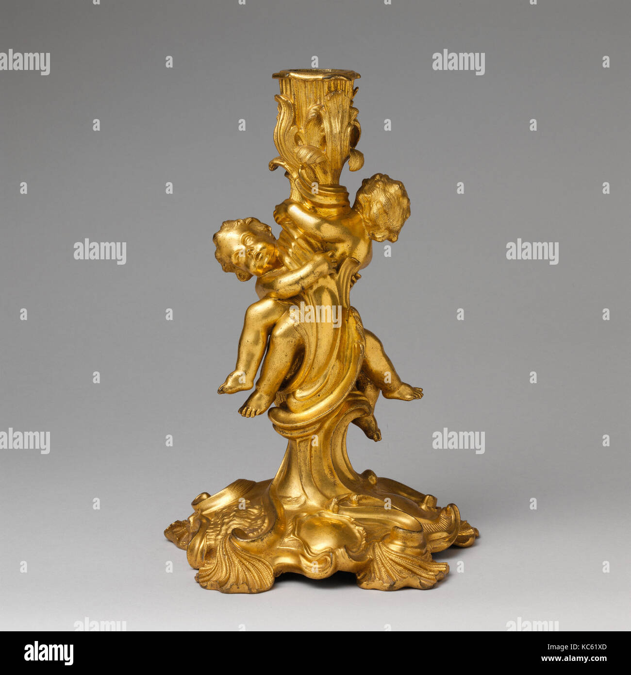 Paar Kerzenleuchter, Ca. 1745, Französisch, vergoldeter Bronze, H.10 cm. (26 cm); Durchm. 6 3/4 in. (17,1 cm.), Metalwork-Gilt Stockfoto