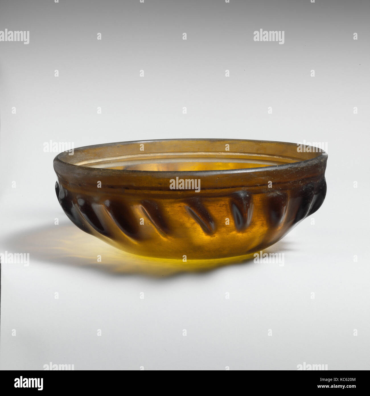 Glas gerippt Schüssel, späte hellenistische, 1. Jahrhundert V.CHR., Griechischer, östliches Mittelmeer, Glas; Cast, nachgerüstet, und Schneiden, H.: 2 1/8 in. Stockfoto