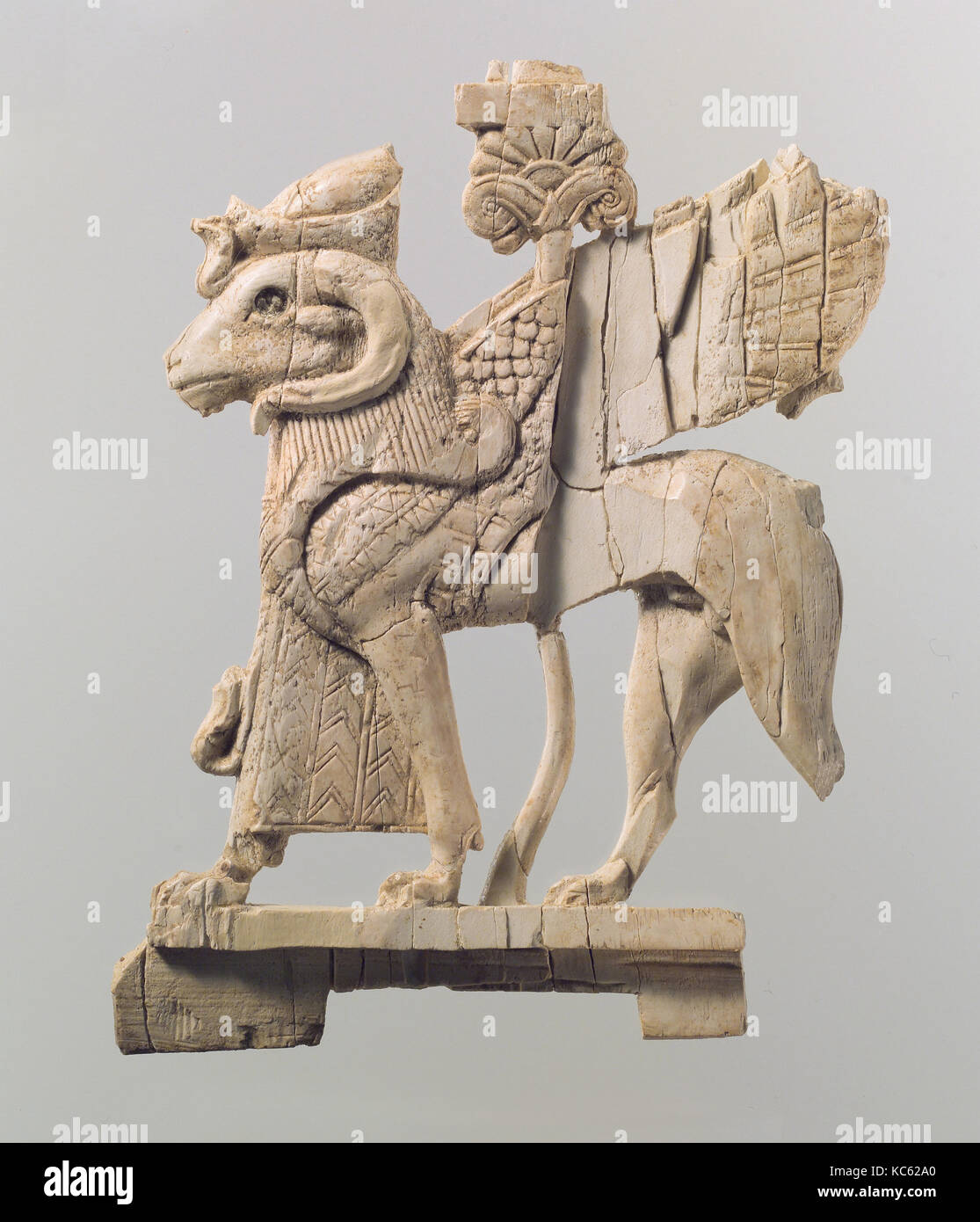 Openwork Möbel Plakette mit RAM-vorangegangen Sphinx, Ca. 9.-8. Jahrhundert v. Chr. Stockfoto