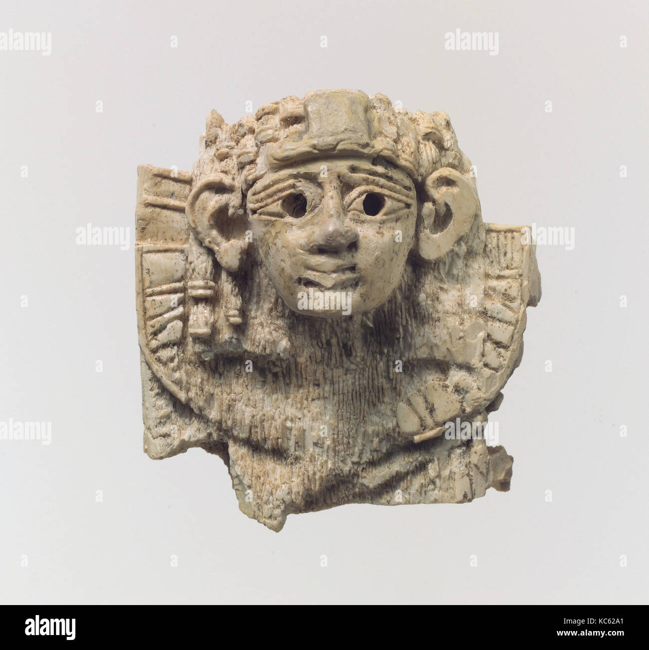 Openwork Möbel Plakette mit dem Kopf der Sphinx, Ca. 9.-8. Jahrhundert v. Chr. Stockfoto