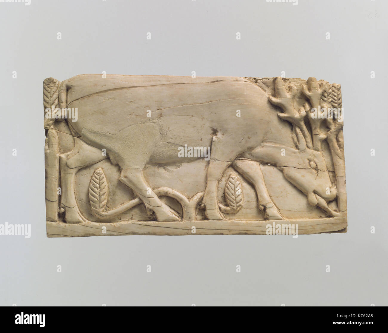 Möbel Plakette carved in Relief mit einem Hirsch Beweidung unter Pflanzen, Ca. 9.-8. Jahrhundert v. Chr. Stockfoto