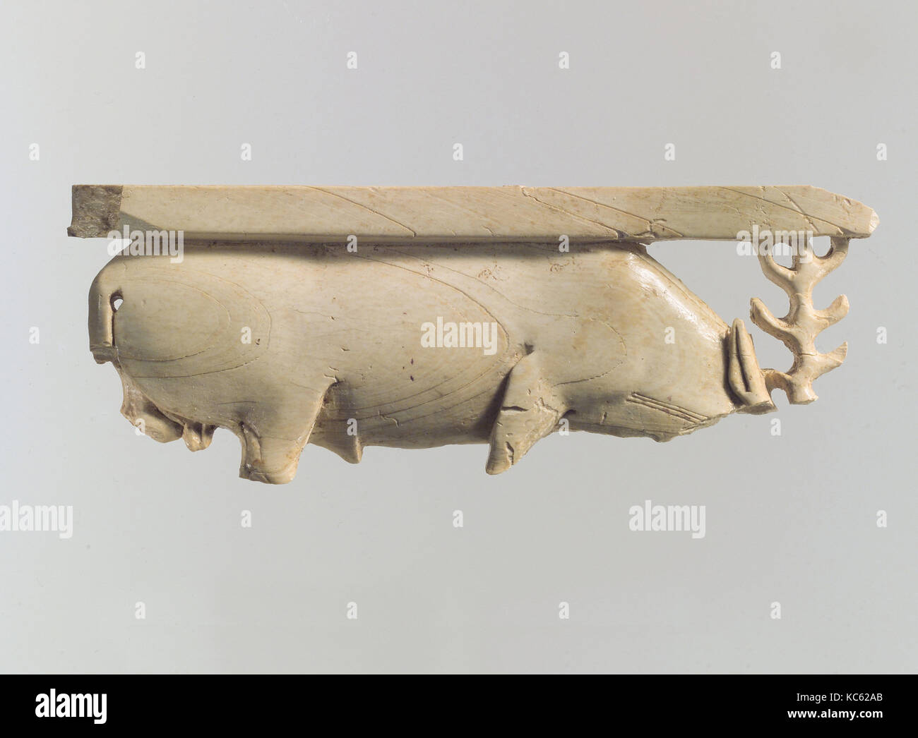 Openwork Möbel Plakette mit einer beweidung Hirsch, Ca. 9.-8. Jahrhundert v. Chr. Stockfoto