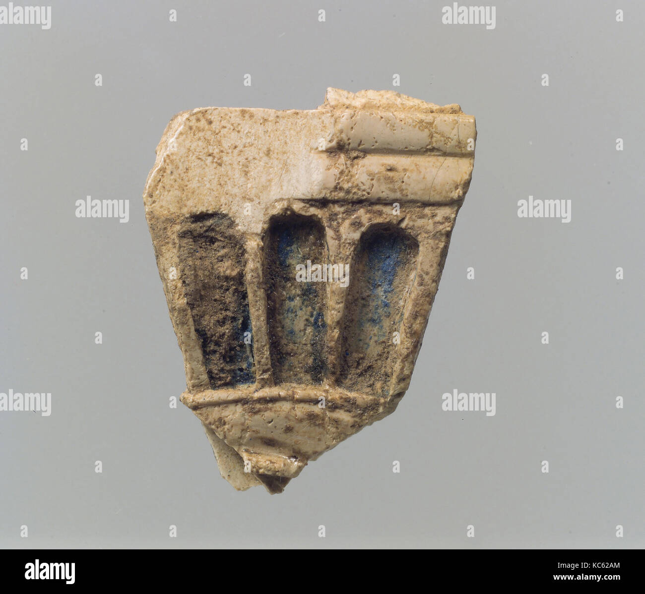 Plakette Fragment, Neuassyrischen, Ca. 8. - 7. Jahrhundert v. Chr., in Mesopotamien, Nimrud (antike Kalhu), Assyrische, Elfenbein, 1,02 x 0,83 x 0,2 Stockfoto