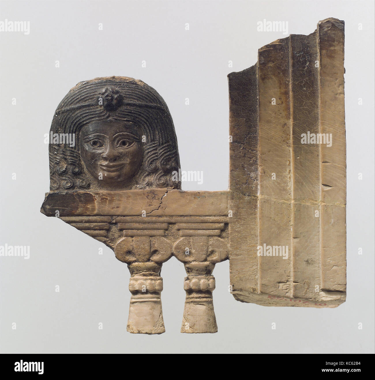 Openwork Möbel Plakette mit einem "Frau am Fenster", Ca. 8. Jahrhundert v. Chr. Stockfoto