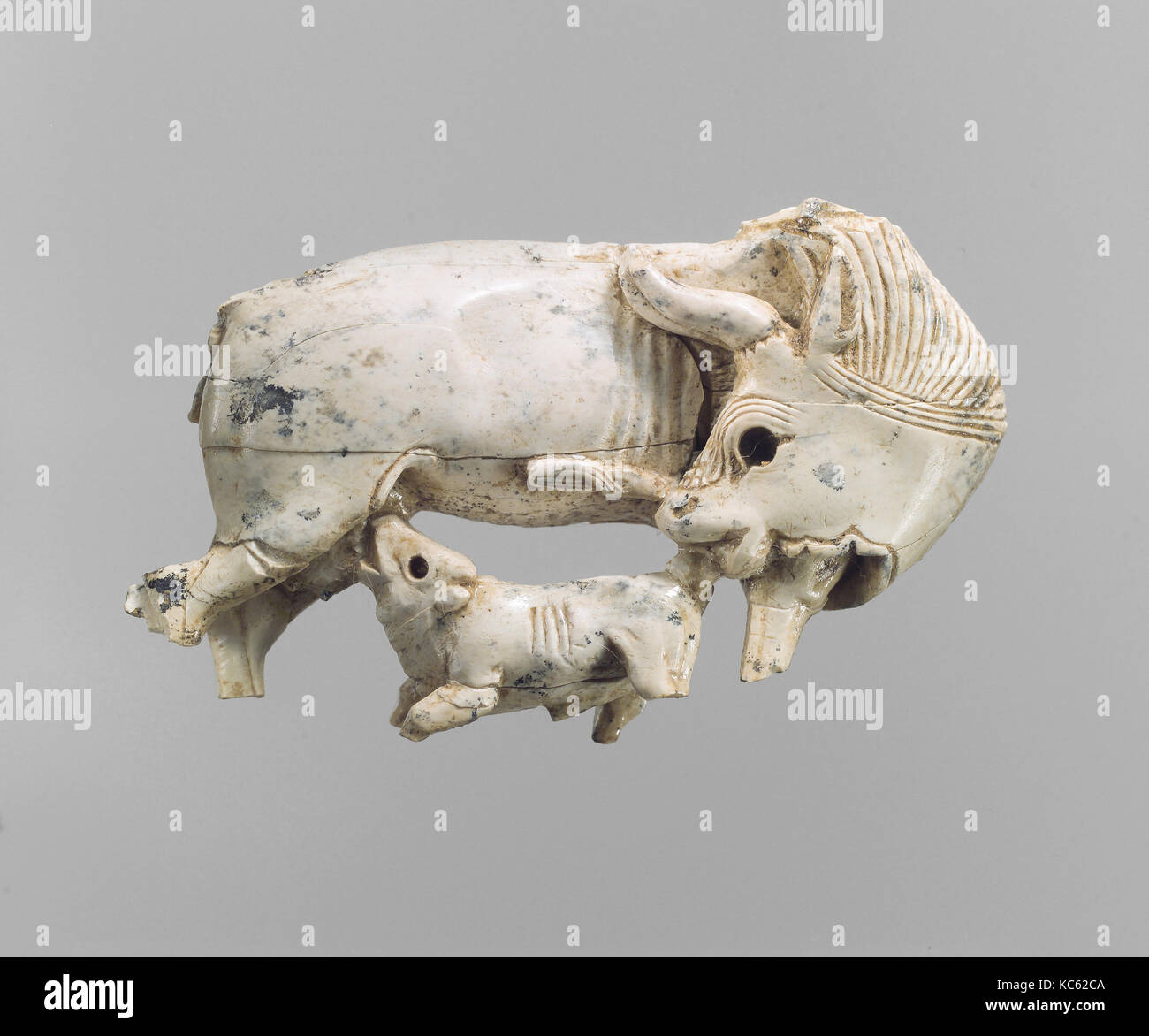 Openwork Möbel Plakette mit einer Kuh saugen ein Kalb, Ca. 9.-8. Jahrhundert v. Chr. Stockfoto