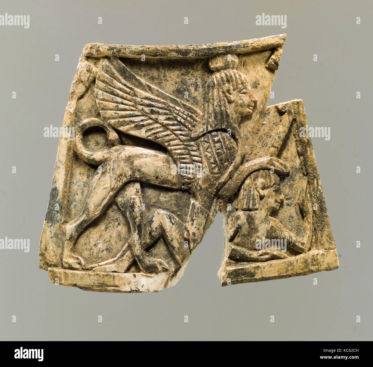 Plakette mit Sphinx trampling Feind, Ca. 8. - 7. Jahrhundert v. Chr. Stockfoto