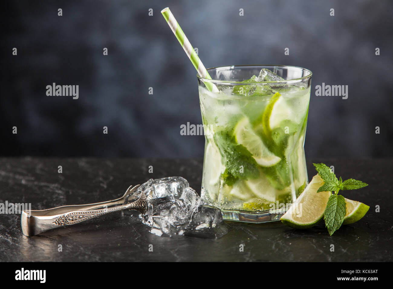 Mojito cocktail auf dunklem Hintergrund Stockfoto