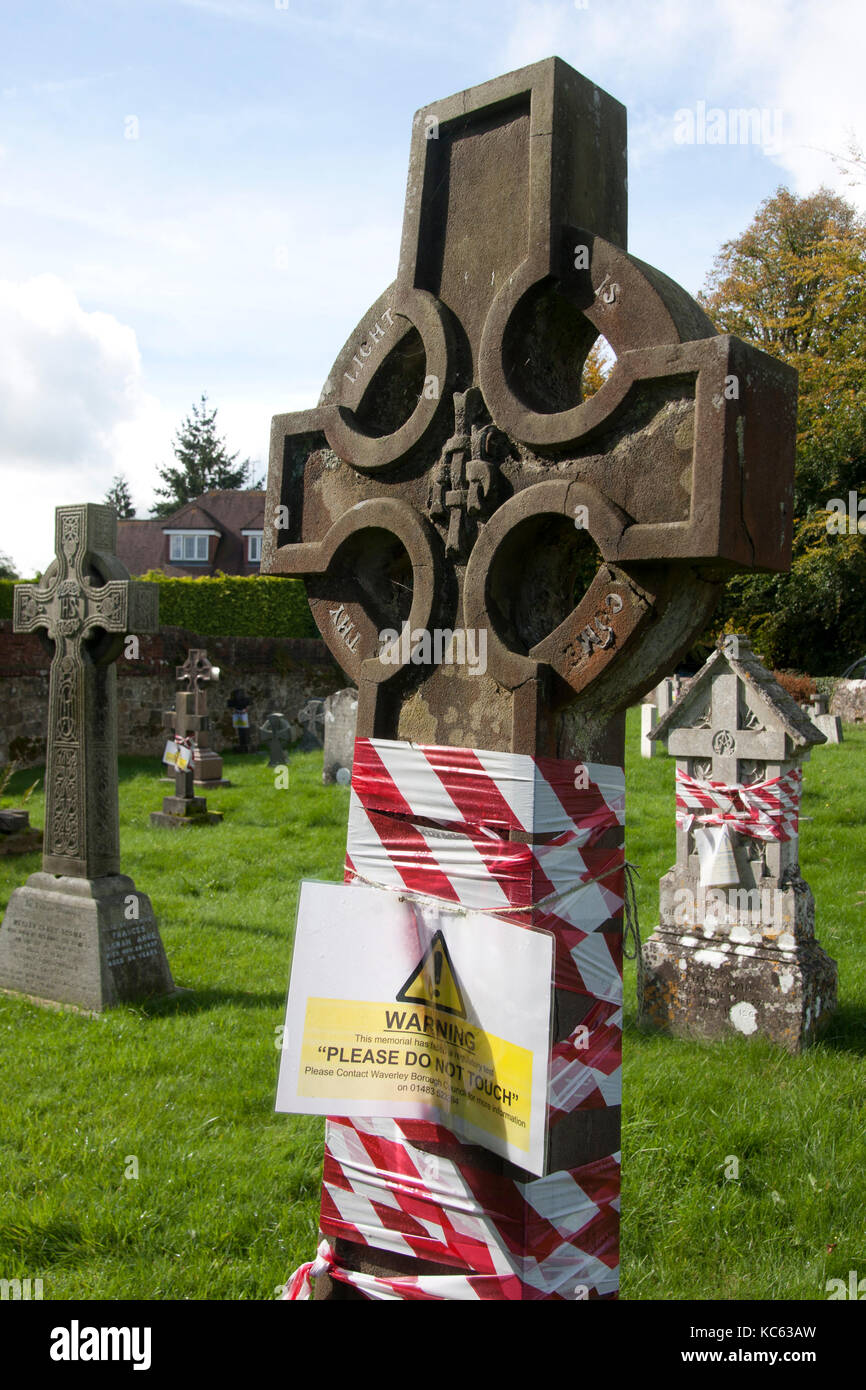 Gedenkstein in Friedhof vorgesehen für die Durchführung der Sicherheitsinspektion von lokalen Rat (Haslemere, Surrey) Stockfoto