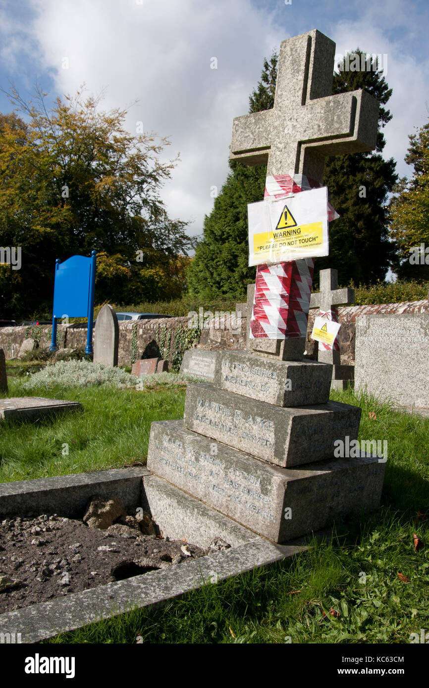 Gedenkstein in Friedhof vorgesehen für die Durchführung der Sicherheitsinspektion von lokalen Rat (Haslemere, Surrey) Stockfoto