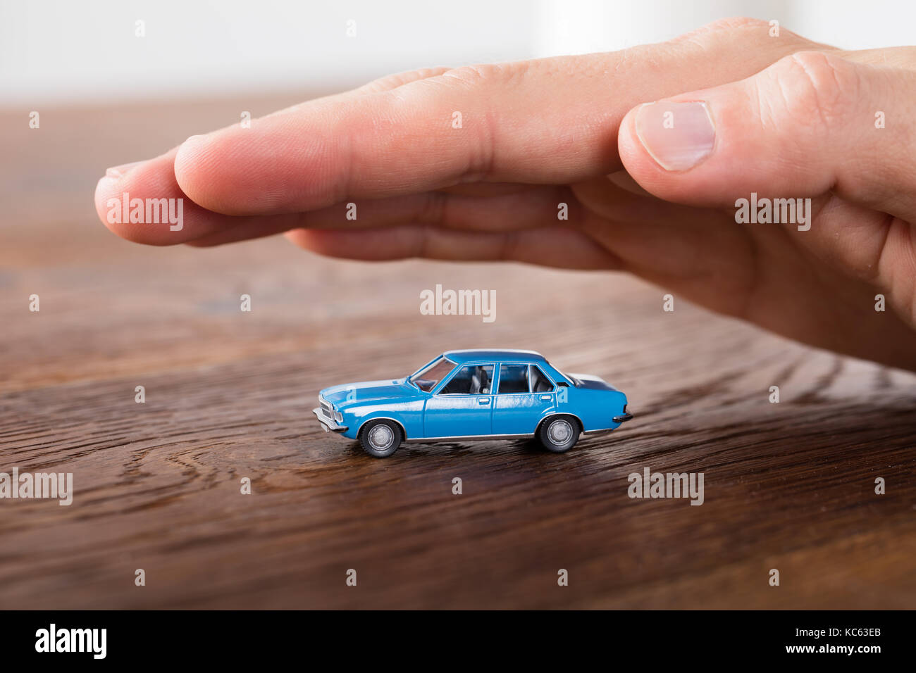 Nahaufnahme einer Auto Versicherung Konzept auf hölzernen Schreibtisch Stockfoto
