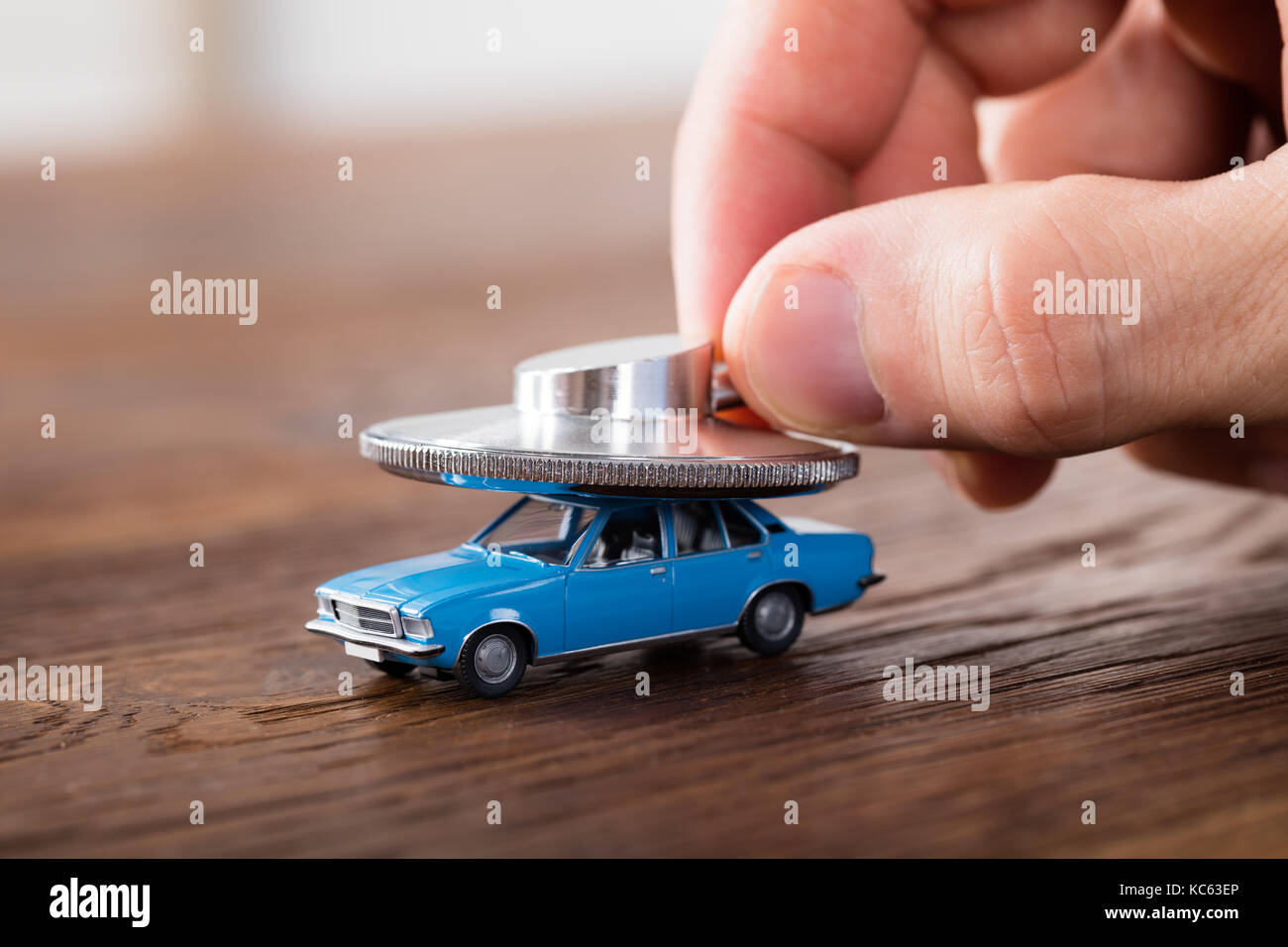 Close-up ein Stethoskop mit Car Insurance Konzept auf hölzernen Schreibtisch Stockfoto