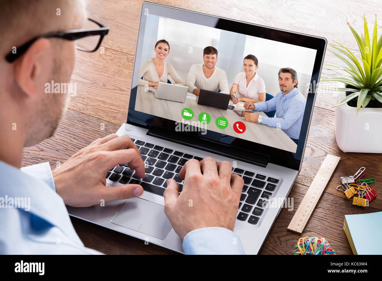 Business Person Videokonferenzen mit Kollegen auf Laptop Stockfoto