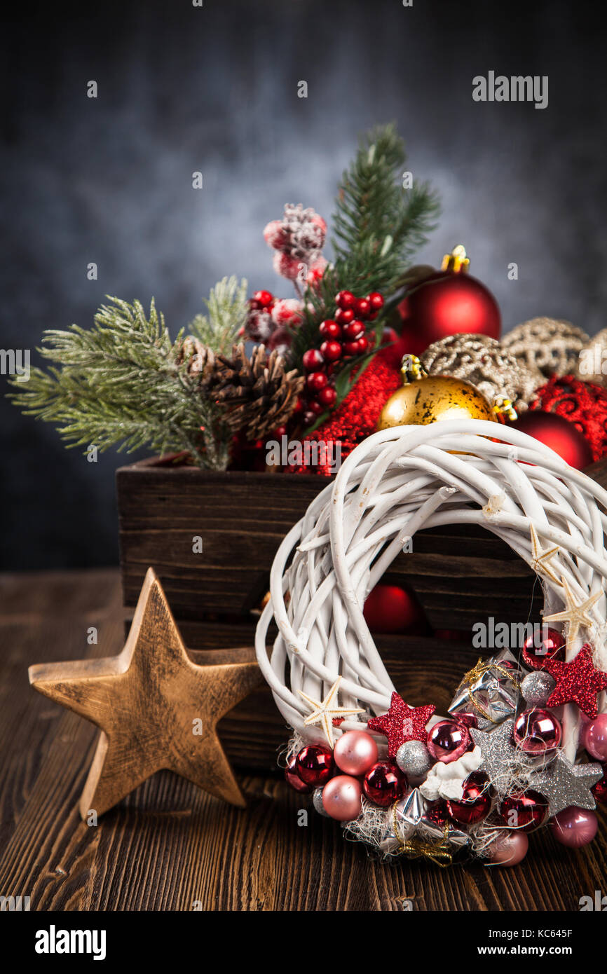 Weihnachtsschmuck in einer Holzkiste Stockfoto