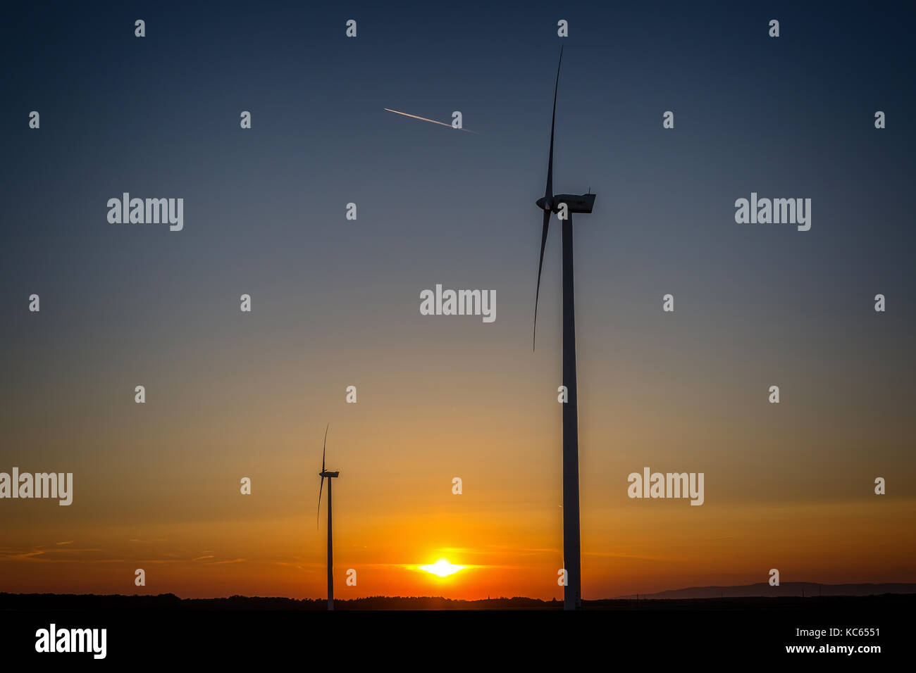 Windmühlen im Licht der untergehenden Sonne aus Ungarn Stockfoto