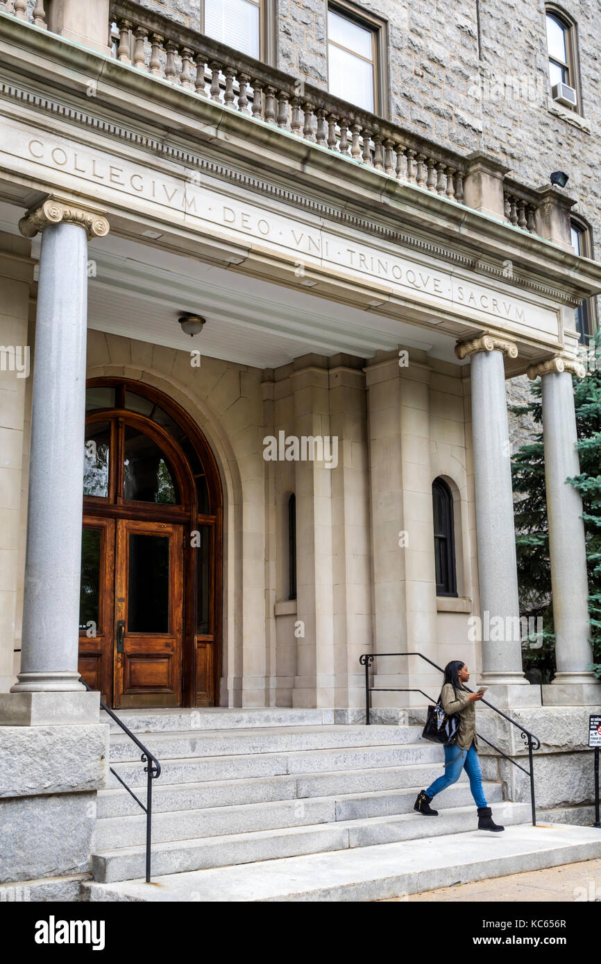 Washington DC, Trinity Washington University, Katholische Universität, Hochschule, Hochschulbildung, Haupthalle, außen, Schwarze Frau weibliche Frauen, Teenager Teenageralter Stockfoto