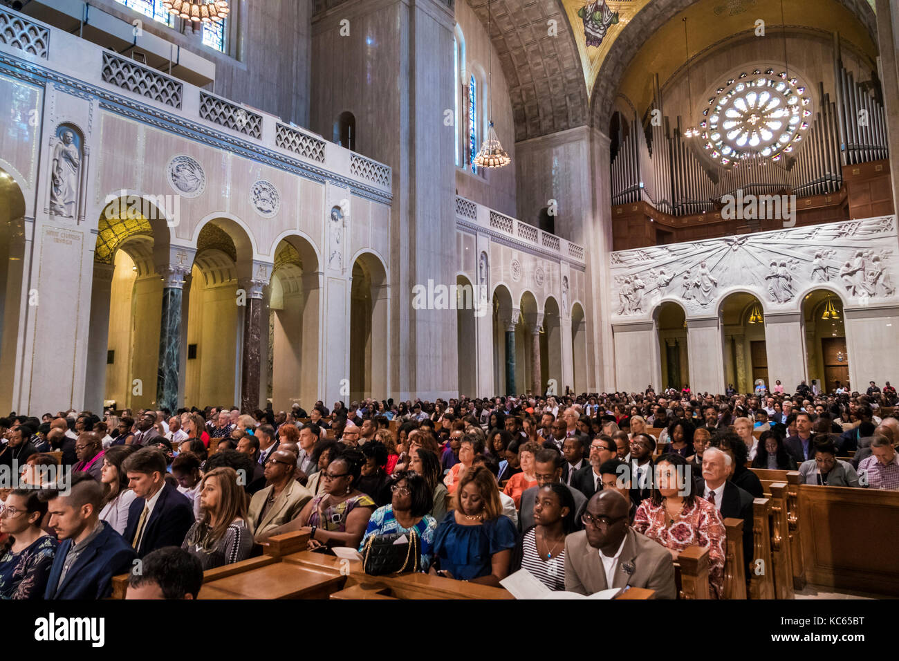 Washington DC,Basilika des Nationalheiligtums der Unbefleckten Empfängnis,Katholisch,Kirche,Religion,innen,Gemeinde,Schwarze Männer männlich,wo Stockfoto