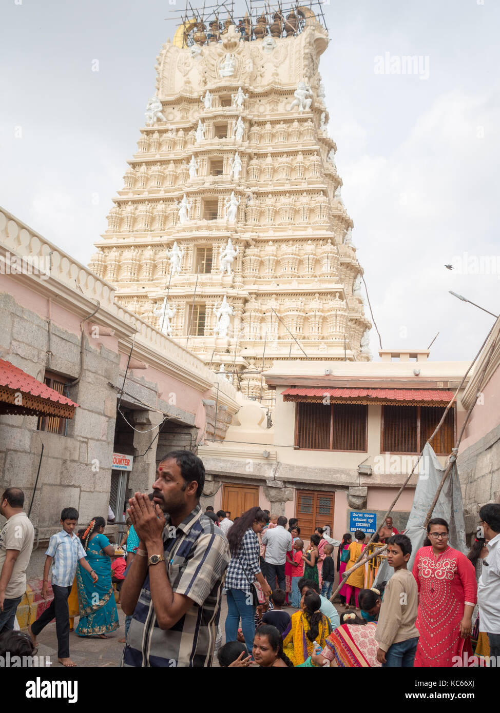 Beten in Chamundeshwari Tempel, Mysore Stockfoto