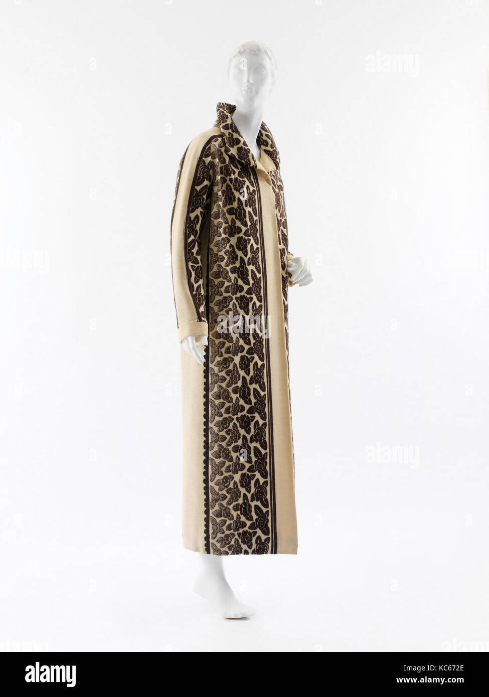 Mantel, 1923, Französisch, Wolle, eine komplizierte Piecing von zwei verschiedenen, aber miteinander in Bezug stehende Textilien unterstreicht die geraden Linien von diesem Mantel Stockfoto