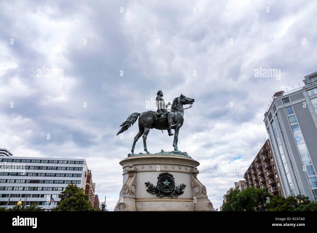 Washington DC, District of Columbia, Thomas Circle, George Henry Thomas, Union Army, Reiterstatue, Skyline, Gebäude, bewölkt, grauer Himmel, Besucher reisen tr Stockfoto