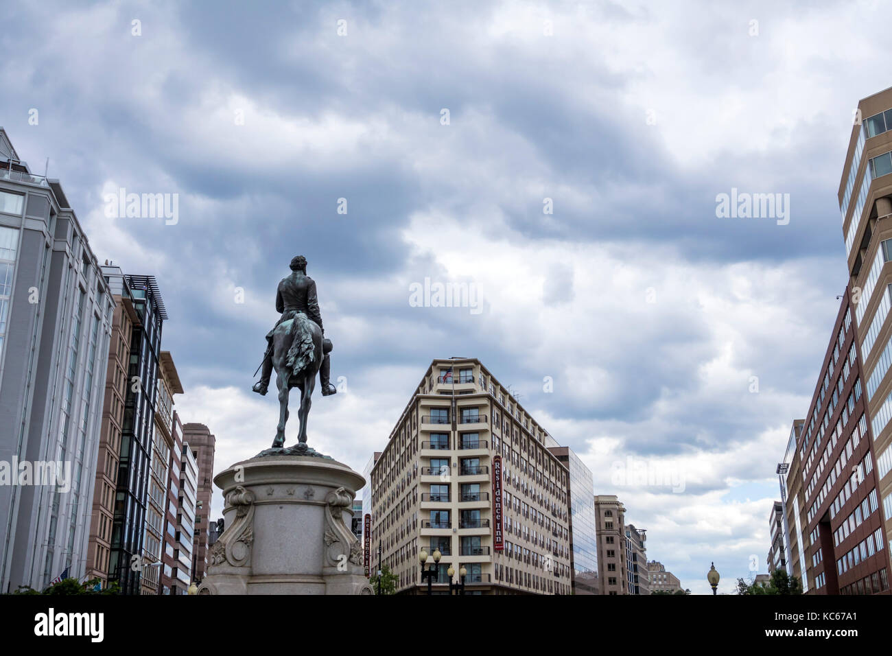 Washington DC, Thomas Circle, George Henry Thomas, Union Army, Reiterstatue, Skyline, Gebäude, wolkig, grauer Himmel, DC170527077 Stockfoto
