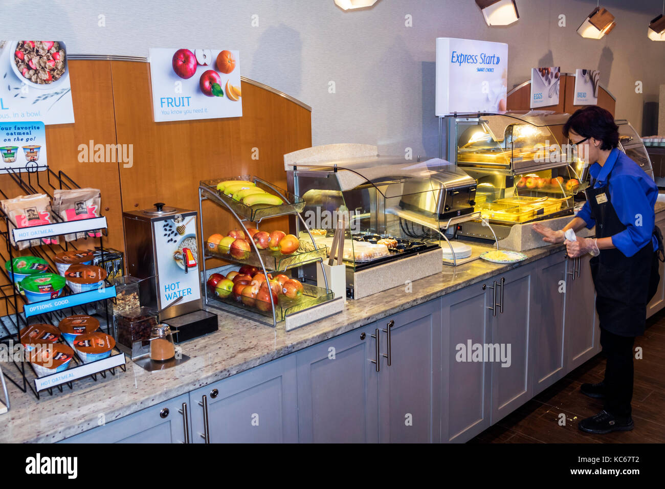 Maryland, Silver Spring, Holiday Inn Express, Hotel, kostenloses Frühstück, Buffet, Müsli, Obst, asiatische Frau, weibliche Angestellte, Inneneinrichtung, MD1705 Stockfoto